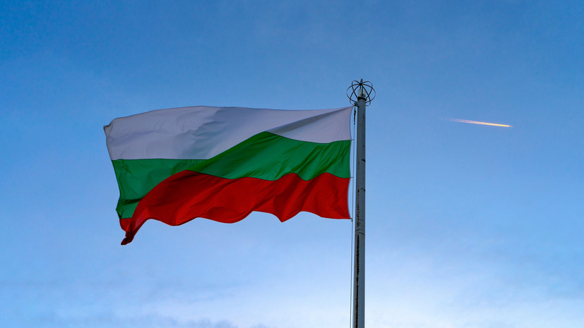 Болгария высылает 70 российских дипломатов и работников технического персонала посольства