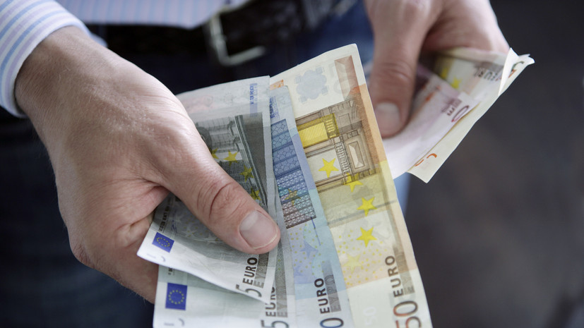 Курс евро на Мосбирже упал ниже 53 рублей