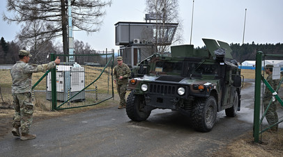 Военнослужащие армии США возле аэропорта Арламув, Польша