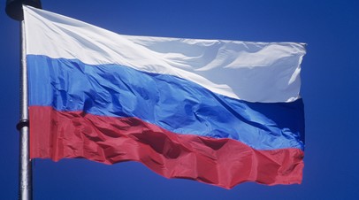 Минпросвещения утвердило для школ стандарт по поднятию государственного флага