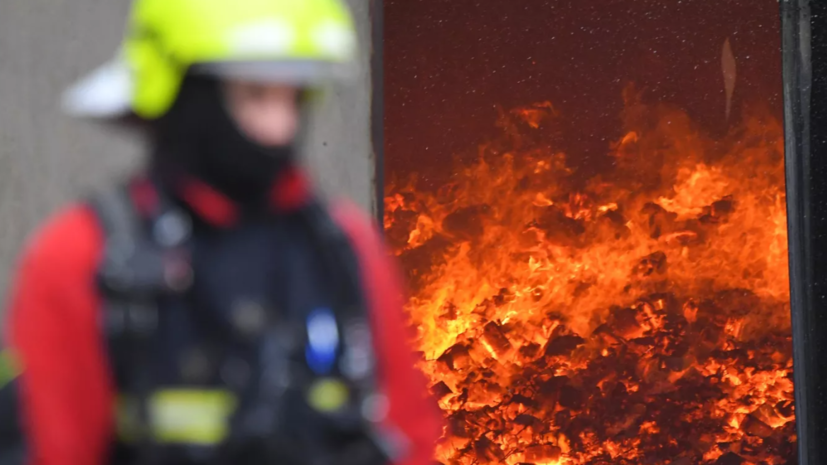 В Москве в металлическом ангаре произошёл пожар