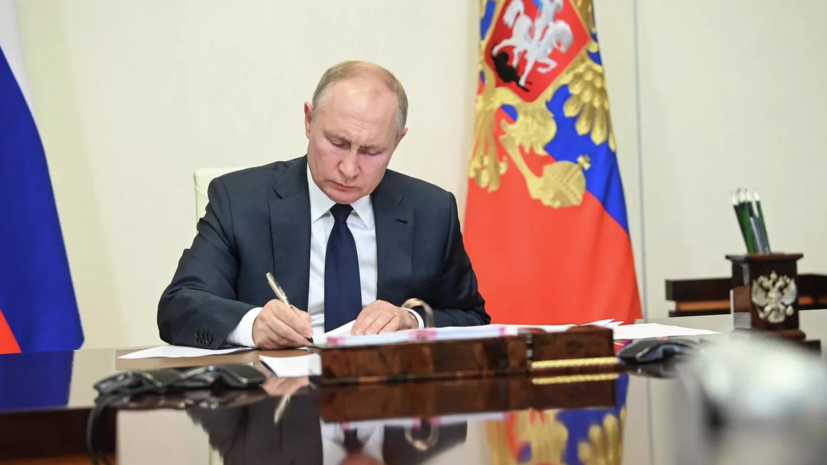 Путин подписал закон о деятельности иноагентов
