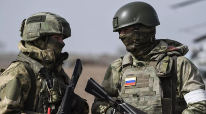 Российские военные установили Знамя Победы над администрацией посёлка Белогоровка в ЛНР