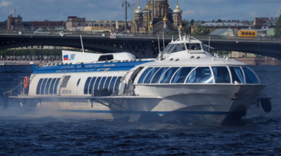 СМИ: Теплоход Метеор сел на мель в центре Петербурга