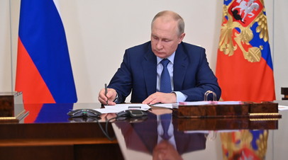 Участие в составе противостоящих РФ сил: Путин подписал закон о признании госизменой перехода на сторону противника