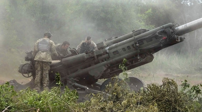 Украинские военные ведут огонь из американской гаубицы M777
