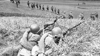 Советские пулемётчики прикрывают наступление пехотинцев у Моздока