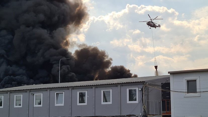 В МЧС России заявили о предотвращении перехода огня на складе OZON на другие здания