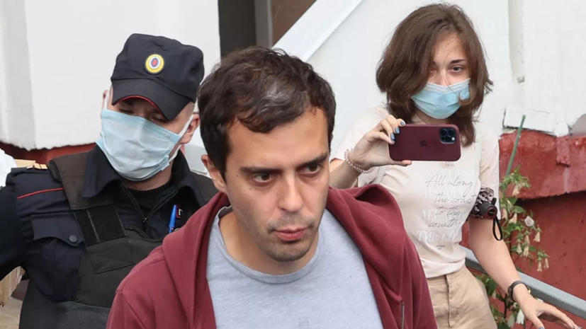 Следователи запросили заочный арест для журналиста Доброхотова
