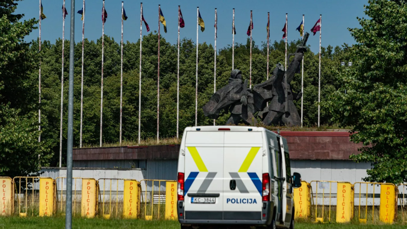 LSM: полиция Латвии прекращает охрану зданий закрытых генконсульств России