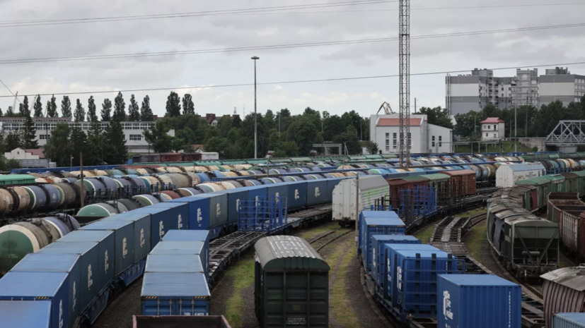 В Калининграде выразили недоумение вертолётным сопровождением российских поездов с грузами