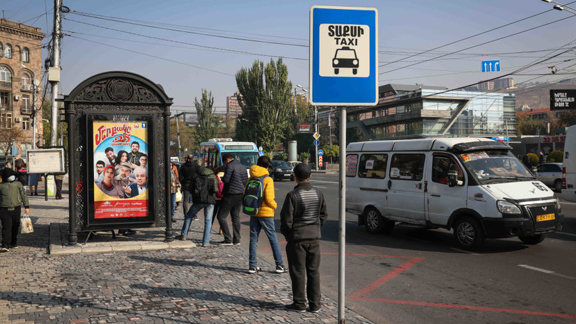 В Ереване два человека пострадали при столкновении машины с автобусной остановкой