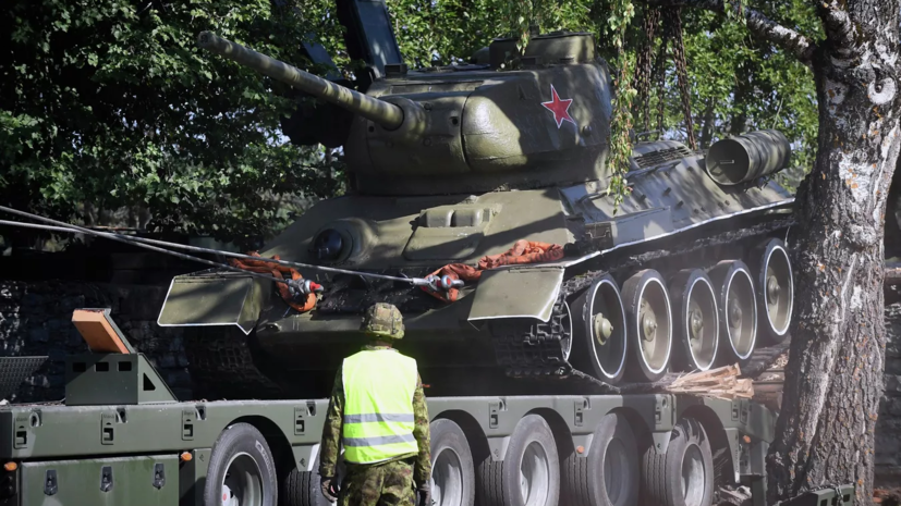 Глава Курской области заявил о готовности забрать демонтированный в Нарве танк-памятник