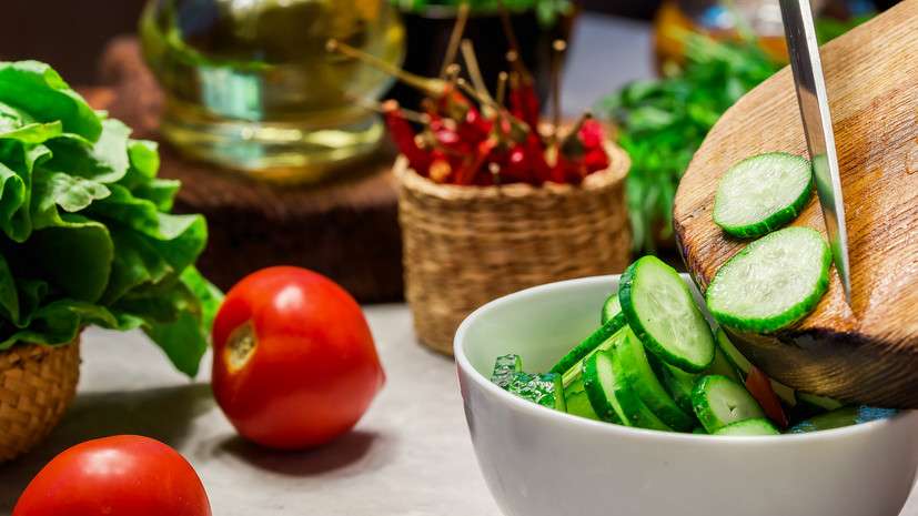 Диетолог Нефёдова порекомендовала снижать калорийность салатов за счёт соусов