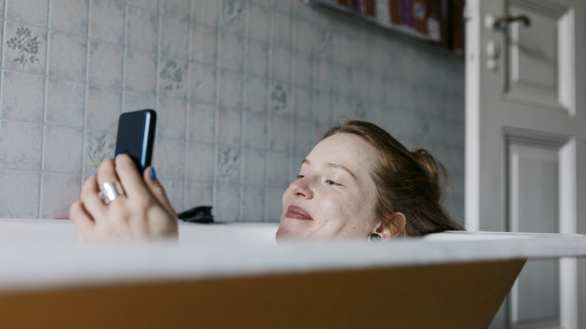 В Роскачестве заявили, что использование смартфонов в ванной может привести к короткому замыканию