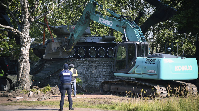 Русофобская горячка: как в Прибалтике оправдывают уничтожение советских памятников