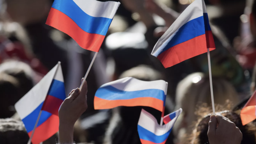 Сенатор Ковитиди: для крымчан флаг России стал символом чести, доблести и славы