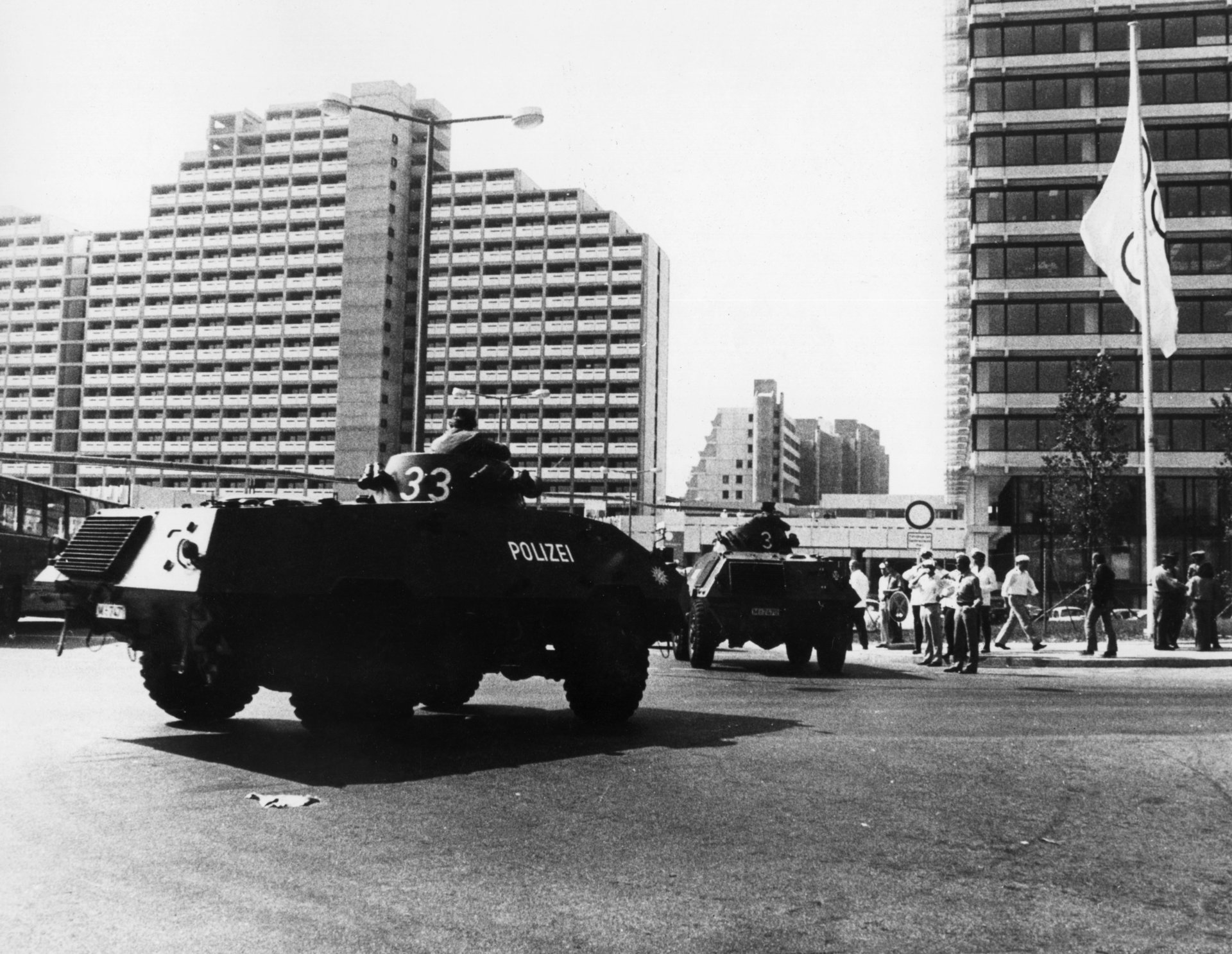 Мюнхен захват заложников. Теракт в Мюнхене 1972 на Олимпиаде. Теракт на летних Олимпийских играх 1972 года в Мюнхене.. Мюнхен 1972 захват заложников. Олимпийская деревня в Мюнхене 1972.