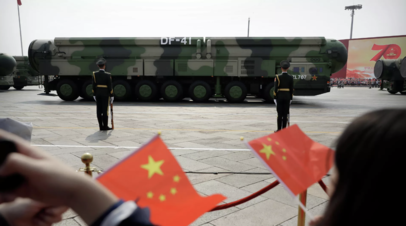 В МИД КНР заявили, что Пекин обязуется никогда не применять первым ядерное оружие