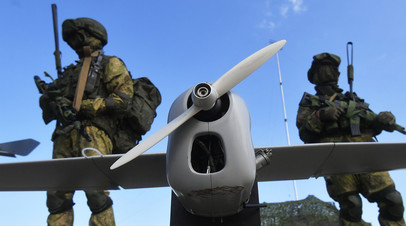 Soldiers at the Orlan unmanned aerial vehicle.  Archive photo
