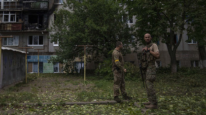 Украинские солдаты возле жилого дома в Краматорске