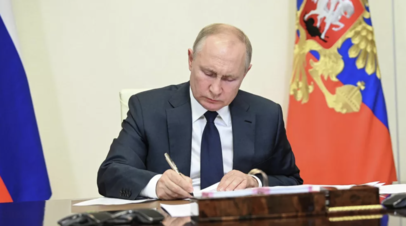 Путин разрешил банкам приостанавливать операции в валюте стран, заморозивших их активы