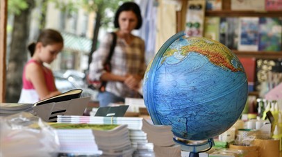 Политолог Орлов назвал актуальным предложение временно отменить НДС на школьные товары