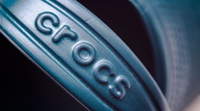 Ъ: магазины Crocs возобновят работу в России с новым оператором