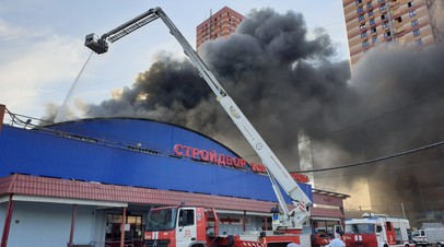 Крупный пожар на складе на севере Москвы