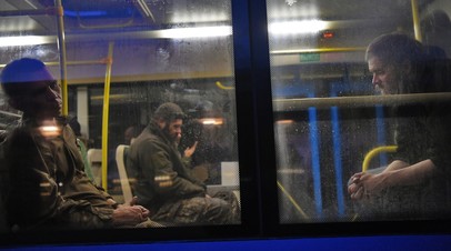 Сдавшиеся в плен украинские военнослужащие и боевики националистического батальона «Азов»* в автобусе у следственного изолятора в Еленовке