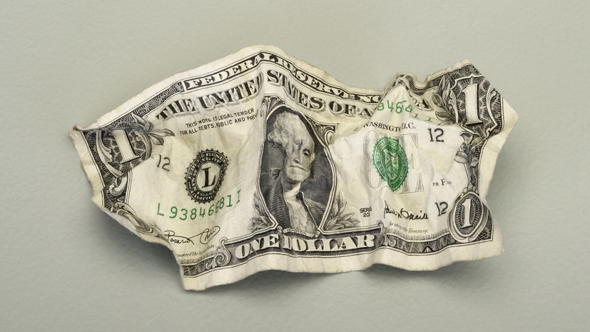 Экономист Рикардс заявил, что доллар «дал трещину» из-за санкций против России