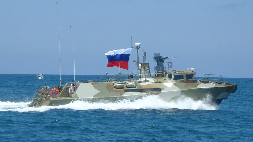 В Минобороны России сообщили, что военные моряки спасли более 20 человек с судна в Сирии