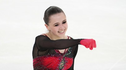 Валиева провела символическое вбрасывание перед матчем КХЛ Спартак Амур