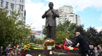 Памятник Иосифу Кобзону открыли в Москве