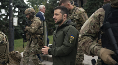 Зеленский опубликовал фото, на котором его охраняет военный с эмблемой дивизии СС Мёртвая голова