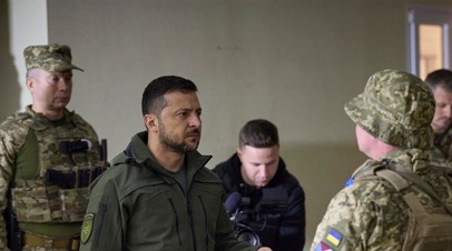 Зеленский удалил из своего поста фото, на котором его охраняет боец ВСУ с эмблемой СС