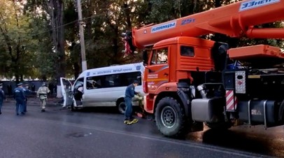 15 человек пострадали при столкновении маршрутки со столбом в Саратове