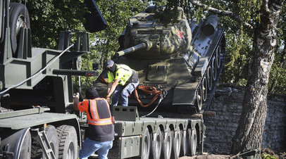 Власти Эстонии депортировали россиянина за участие в акции защиты мемориала танку Т-34