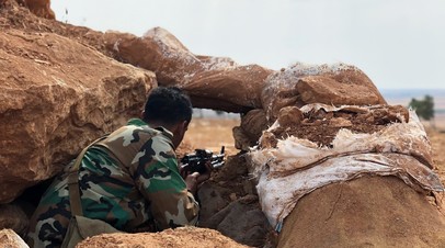 Двое сирийских военных погибли при обстрелах в провинциях Идлиб и Алеппо