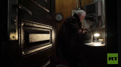 Не хочу на шее сидеть: 76-летняя консьержка из ЛНР 15 лет живёт в подъезде московского дома