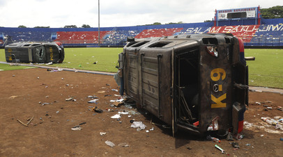 Люди пытались спастись: в Индонезии в давке после футбольного матча погибли не менее 125 человек