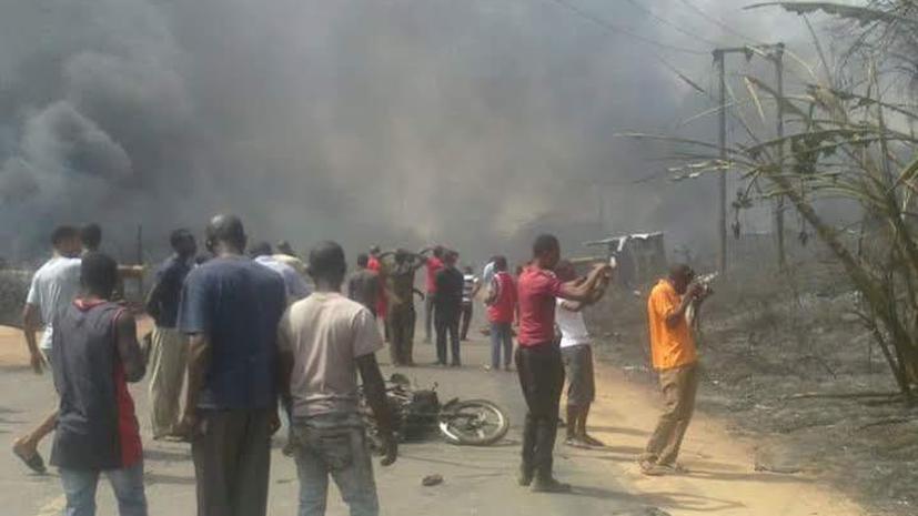 СМИ: При взрыве на заводе по переработке газа в Нигерии погибли более 100 человек
