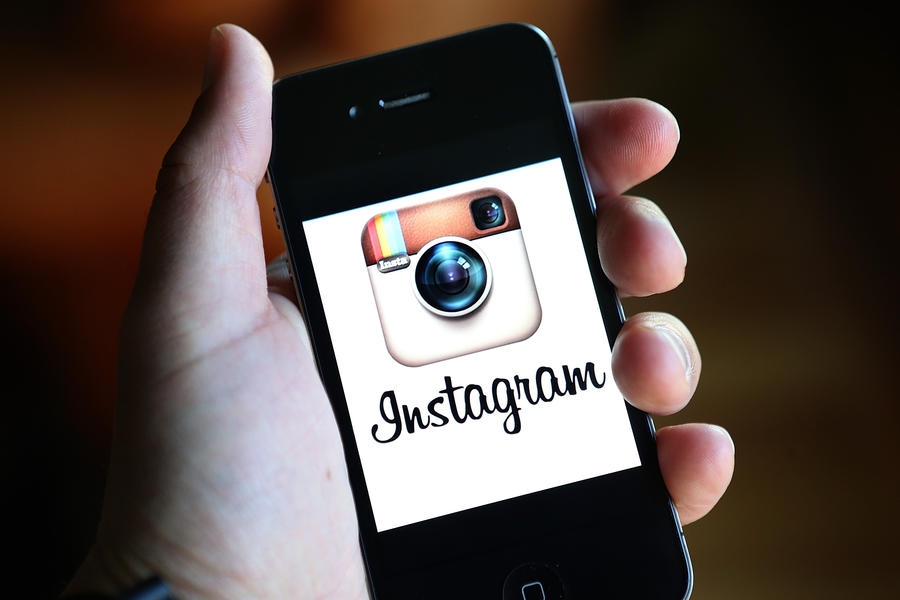На фотографиях в Instagram теперь можно отметить лучшего друга и бренд его часов