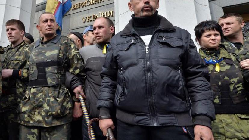 Протестующие в Киеве загоняют депутатов Верховной рады обратно в здание