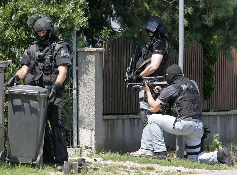 Австрийский браконьер расстрелял полицейских и взял заложника