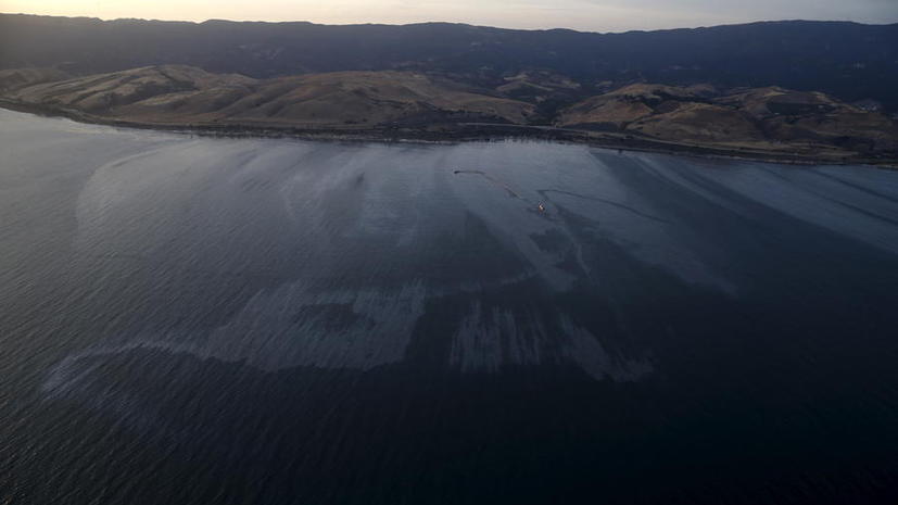 Около 80 тыс. литров нефти вылилось в океан у калифорнийского города Санта-Барбара