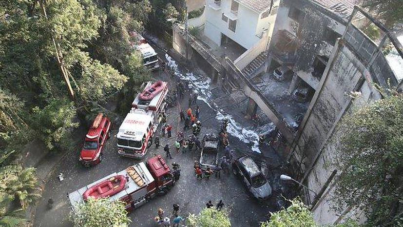 Частный самолёт упал на жилые дома в Бразилии, семь человек погибли