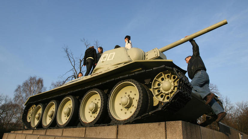 Правительство Германии не будет убирать танки Т-34 с Мемориала в Берлине