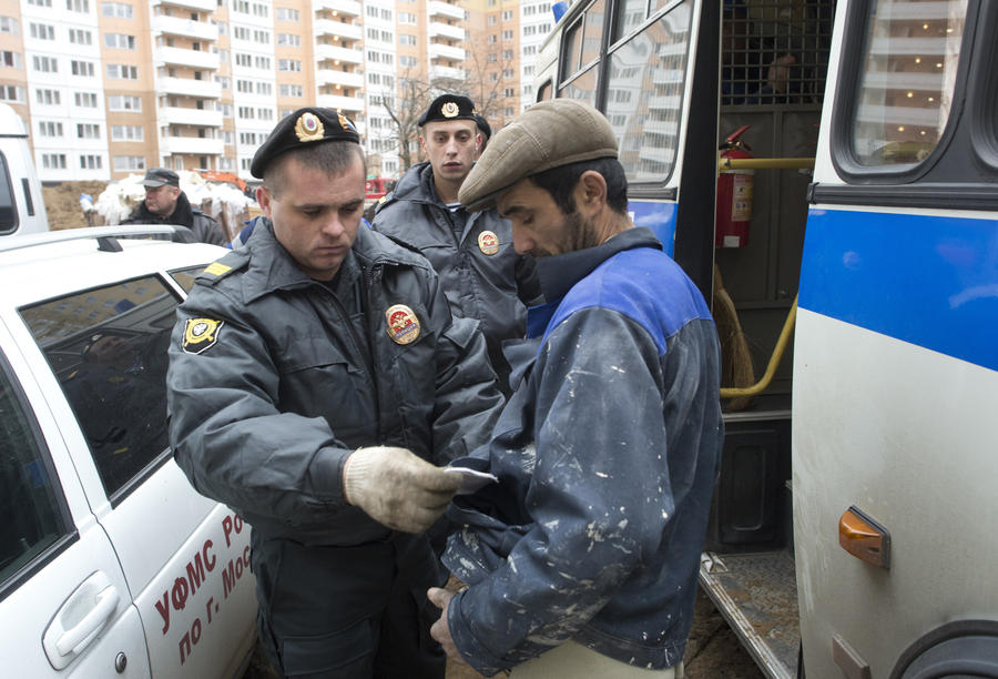 Более 50 мигрантов задержаны в ходе рейда в московском ресторане