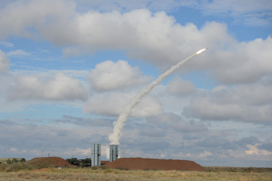 Эксперты: Поставки комплексов С-300 Ирану помогут установить баланс сил в регионе